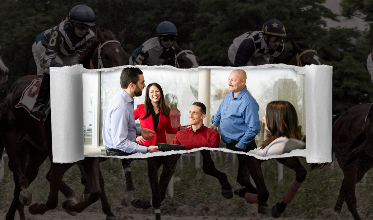 Image de fond montrant une course de chevaux. Image de premier plan montrant une réunion d'affaires avec 5 personnes qui parlent.